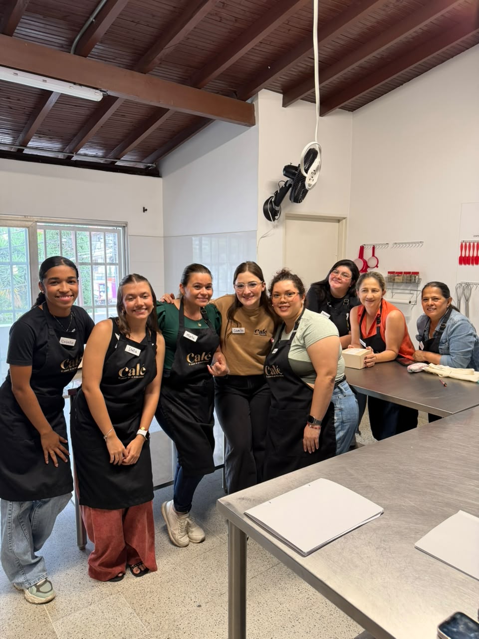 Camila y Laura con alumnas de uno de sus talleres de repostería